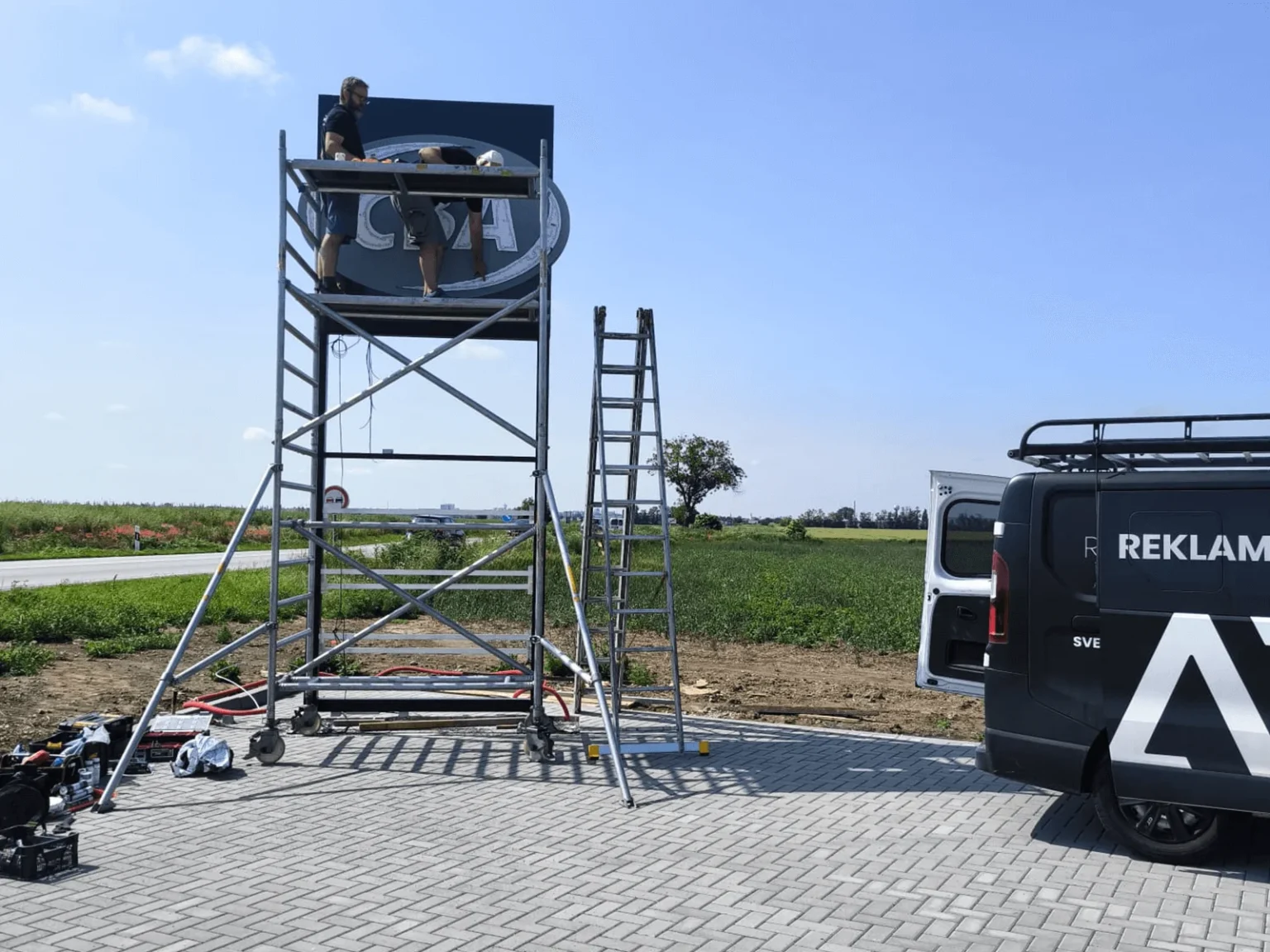 Reklamný totem — CBA Supermarket - galéria
