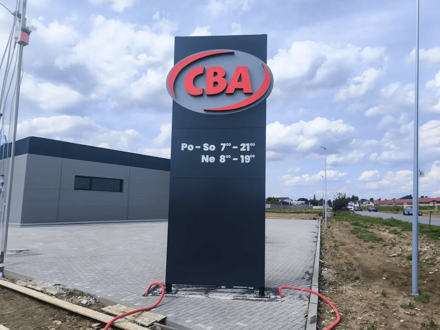 Reklamný totem — CBA Supermarket